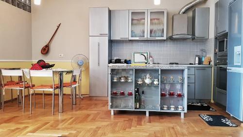 een keuken met een aanrecht en een tafel met stoelen bij 2 Room City-Sea apartment in Durrës