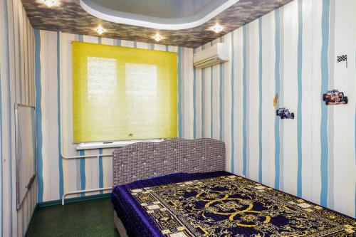 Una cama o camas en una habitación de 3-х комнатная "Люкс" на Бульваре Строителей