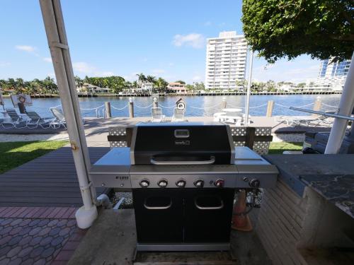 grill siedzący w doku obok wody w obiekcie Holiday Isle Yacht Club w mieście Fort Lauderdale