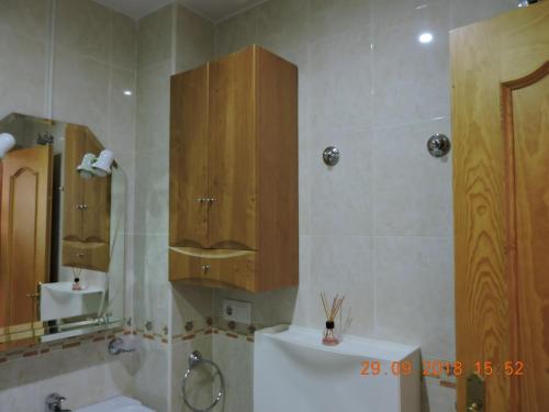 ein Badezimmer mit Toilette, Waschbecken und Spiegel in der Unterkunft 29 Calle Cártama in La Cala de Mijas