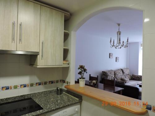 eine Küche mit einer Arbeitsplatte und ein Wohnzimmer in der Unterkunft 29 Calle Cártama in La Cala de Mijas