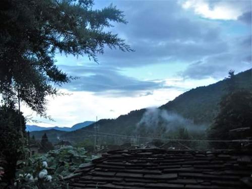 a view of a mountain with clouds in the sky at Guesthouse Gouris in Tsepelovo