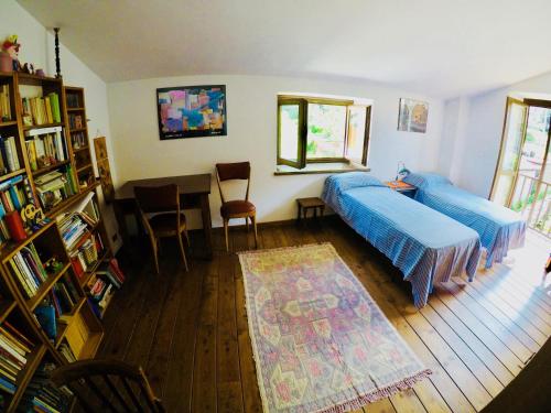 1 dormitorio con 2 camas y mesa. en ViviMontagna Katherina en Perosa Argentina