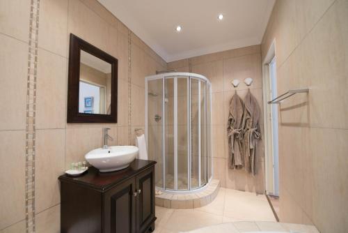 a bathroom with a sink and a shower at Keiskama B & B in Port Elizabeth