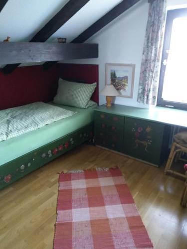 シュヴァンガウにあるHaus Forggenseeのベッドルーム1室(二段ベッド2台、ラグ付)