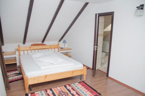 a bedroom with a bed in a room at Casa Csiki in Râşnov
