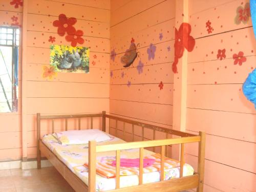 Se'pon Homestay في Makale: غرفة للأطفال مع سرير في الزاوية