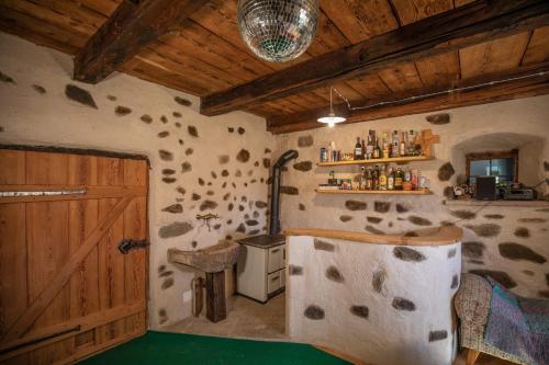 cocina con puerta de granero y fogones en una habitación en Brunnerhof-Schrof en Collalbo
