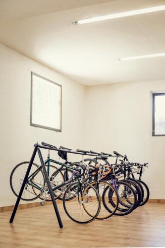 a group of bikes parked in a room at Alle Robinie in Pradamano