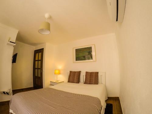 a bedroom with a bed in a room at Casa da Avó Tina in Castelo de Vide