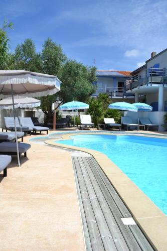 Der Swimmingpool an oder in der Nähe von Atlantic Hôtel