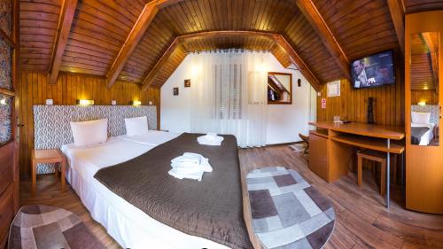 Säng eller sängar i ett rum på Pensiunea Casa Verde Bucuresti
