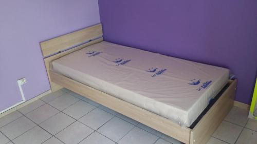 Cama o camas de una habitación en Chambre n°1 dans la maison du bonheur