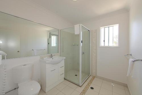 A bathroom at Alexandra Apartments