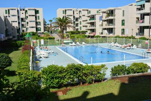 een uitzicht over een zwembad in een stad bij Family Beach Apartment in Playa de las Americas
