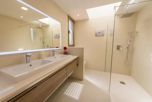 A bathroom at Villa Brisa Golf Salinas