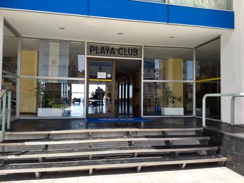 un edificio con un montón de escalones delante de un edificio en Playa Club Argentina en Miramar