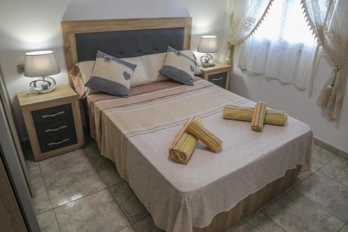 コラレホにあるAppartamento Corralejoのベッドルーム1室(木製の丸太が付いたベッド2台付)