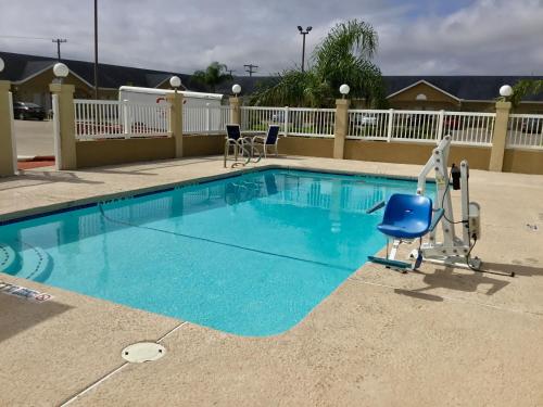 Kolam renang di atau dekat dengan Days Inn by Wyndham Robstown