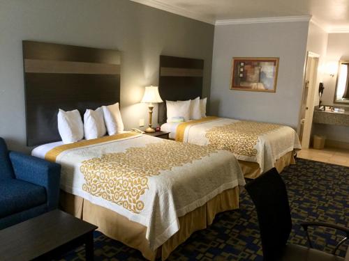 Katil atau katil-katil dalam bilik di Days Inn by Wyndham Robstown