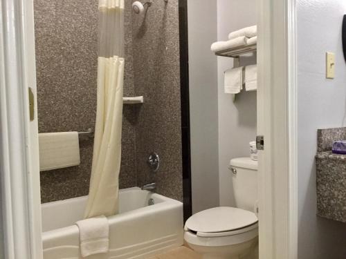 Bilik mandi di Days Inn by Wyndham Robstown