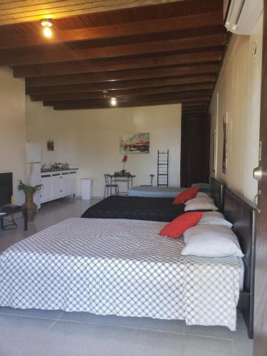 A bed or beds in a room at Jardin del Mar Guesthouse