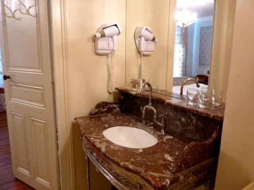 a bathroom with a sink and a mirror at Château des Tertres in Onzain