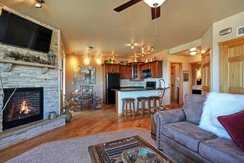 een woonkamer met een bank en een open haard bij Bighorn Mountain 19B Condo in Estes Park