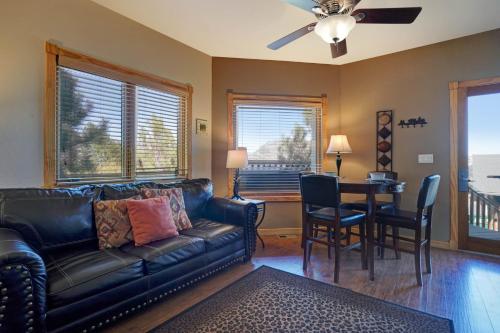 sala de estar con sofá de cuero y mesa en Mount Meeker 26B Condo en Estes Park