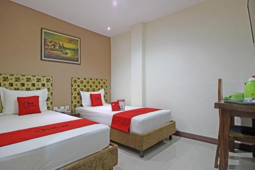 Katil atau katil-katil dalam bilik di RedDoorz near UNS Solo