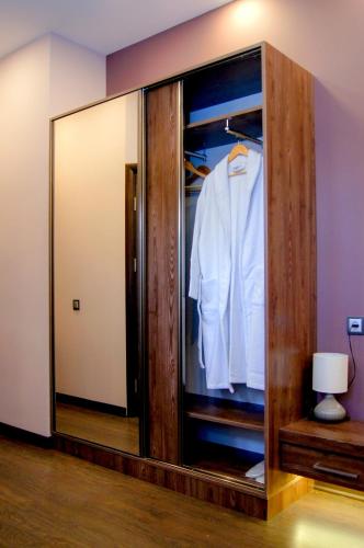  Moscow Boutique Hotel -  Chambre  photo :   Tea/Coffee maker    Minibar    Shower                           