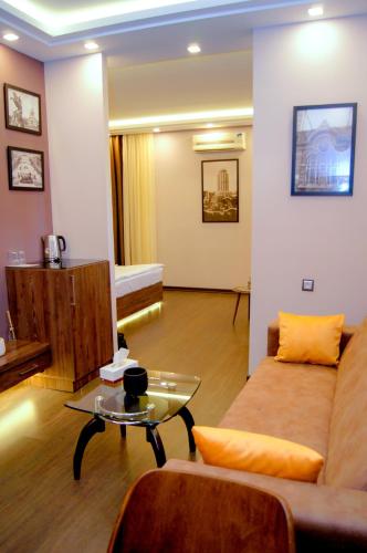  Moscow Boutique Hotel -  Chambre  photo :   Tea/Coffee maker    Minibar    Shower                           