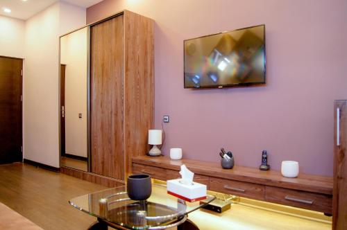  Moscow Boutique Hotel -  Chambre  photo :   Tea/Coffee maker    Minibar    Shower                           