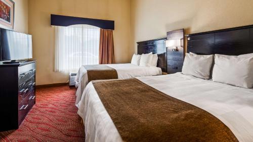 ein Hotelzimmer mit 2 Betten und einem Flachbild-TV in der Unterkunft Best Western Bar Harbour Inn in Massapequa Park
