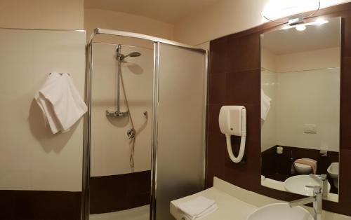 uma casa de banho com um chuveiro, um WC e um lavatório. em Albergo Ristorante Il Delfino em Novara