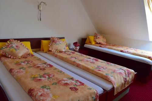 Un pat sau paturi într-o cameră la Neon2 - Vendégház