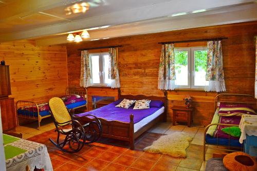 ビャウォヴィエジャにあるChata u Borysaのベッドルーム1室(ベッド1台、椅子2脚付)