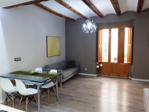 バレンシアにあるAmplio apartamento en centro históricoのリビングルーム(テーブル、ソファ付)