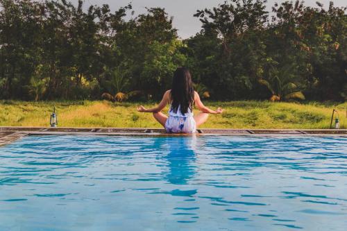 Bazén v ubytování Sigiriana Resort by Thilanka nebo v jeho okolí
