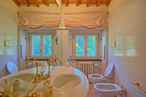 A bathroom at Villa Camaiore by PosarelliVillas