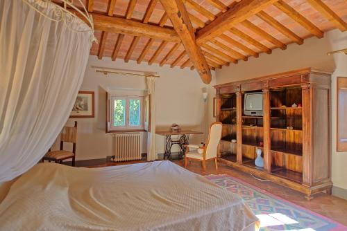 A bed or beds in a room at Villa Camaiore by PosarelliVillas