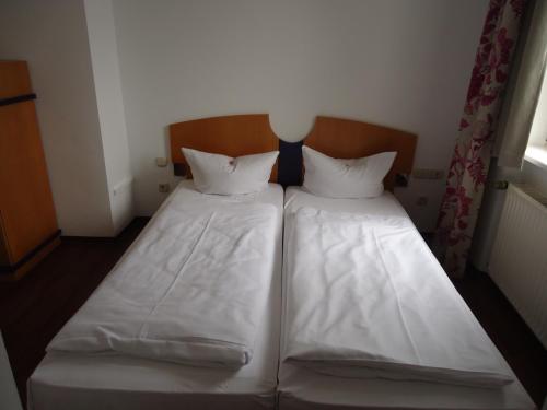 Katil atau katil-katil dalam bilik di Garni Hotel Kaiserdom