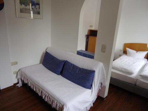 Tempat tidur dalam kamar di Garni Hotel Kaiserdom