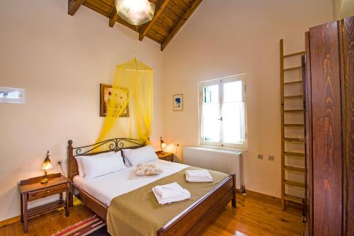 DoulianaにあるHelianthos Villasのベッドルーム(ベッド1台、窓付)