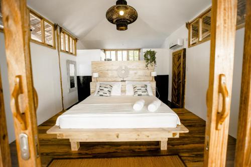 Katil atau katil-katil dalam bilik di Maligaya Beach Bungalows