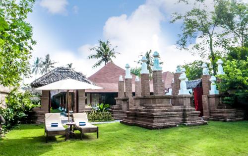 Hotel Tugu Lombokにある庭