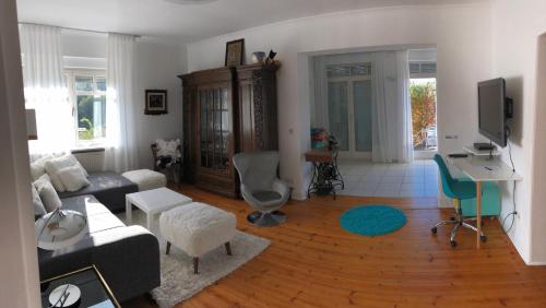 ein Wohnzimmer mit einem Sofa und einem Tisch in der Unterkunft Ferienimspessart EG in Bad Soden-Salmünster