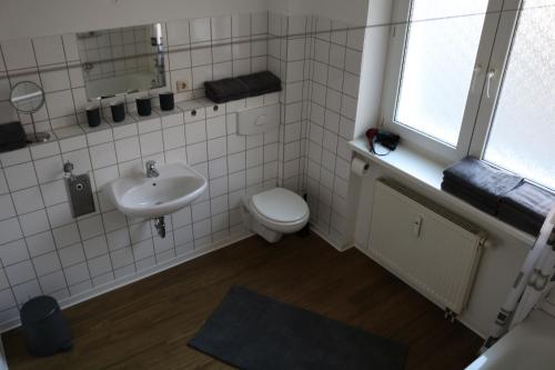 エアフルトにあるSuite Auenviertelのバスルーム(洗面台、トイレ付)、窓が備わります。