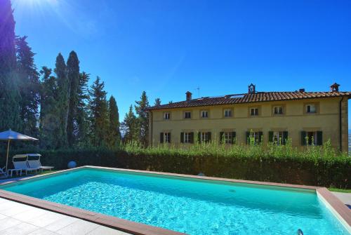 una piscina frente a una casa en Villa Camaiore by PosarelliVillas en Santa Lucia