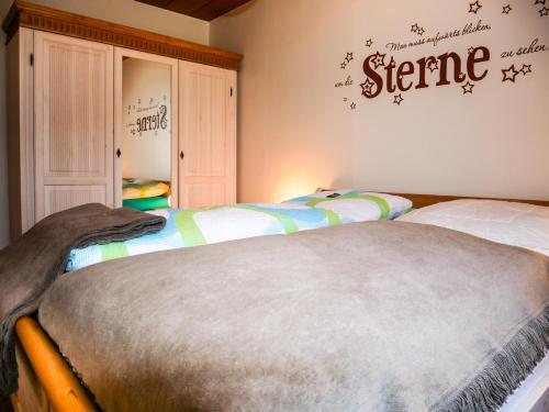 フェーマルンにあるFerienwohnung am Dorfteichのベッドルーム1室(ベッド2台付)、